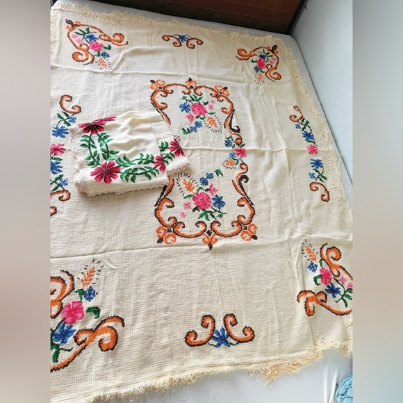Vintage handmade Cottagecore Embroidered Cream Blanket with Floral Accents - Picture 1 of 7